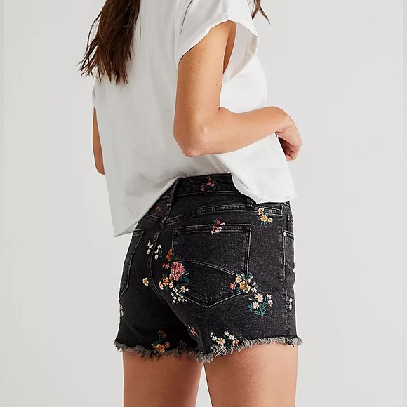 AQUA Connie Floral Embroidered Denim Shorts in Black Size 25 - Picture 2 of 10